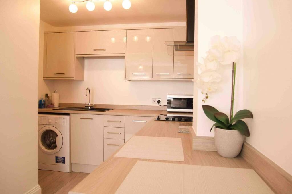 York City Centre, Recently Renovated 2 Bedroom Flat Экстерьер фото